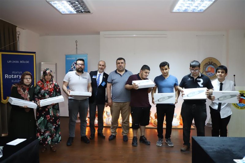 Alanya belediyesi ve rotary kulübü ortak proje ile görme engelli bireylere akıllı baston dağıttı