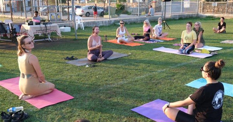 Alanya da yaşayan vatandaşlar yoga etkinliğinde buluştu