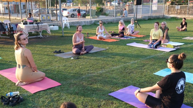 Alanya da yaşayan vatandaşlar yoga etkinliğinde buluştu