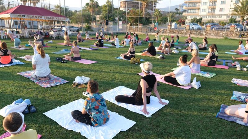 Alanya da yaşayan vatandaşlar yoga etkinliğinde buluştu