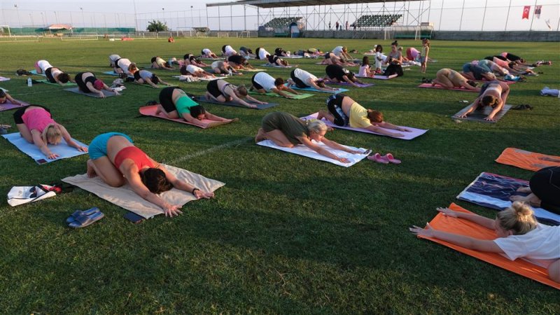 Alanya da yaşayan vatandaşlar yoga etkinliğinde buluştu