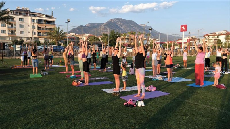 Alanya da yaşayan vatandaşlar yoga etkinliğinde buluştu