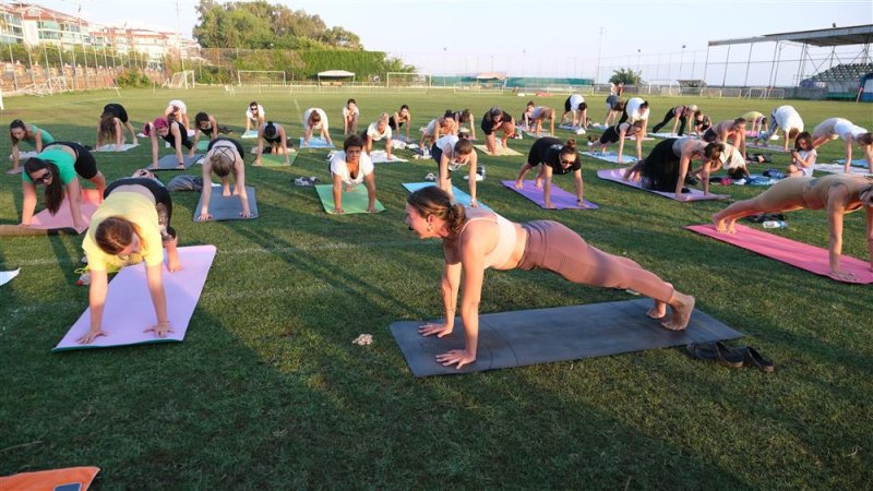 Alanya da yaşayan vatandaşlar yoga etkinliğinde buluştu