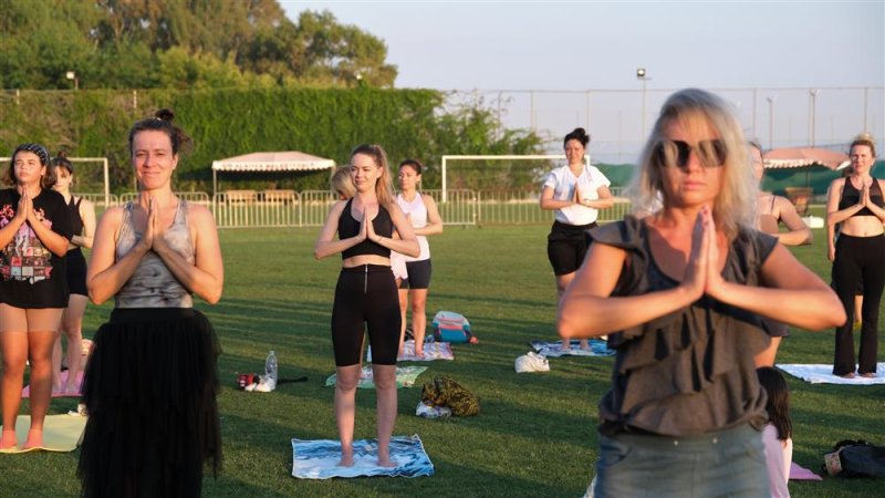 Alanya da yaşayan vatandaşlar yoga etkinliğinde buluştu