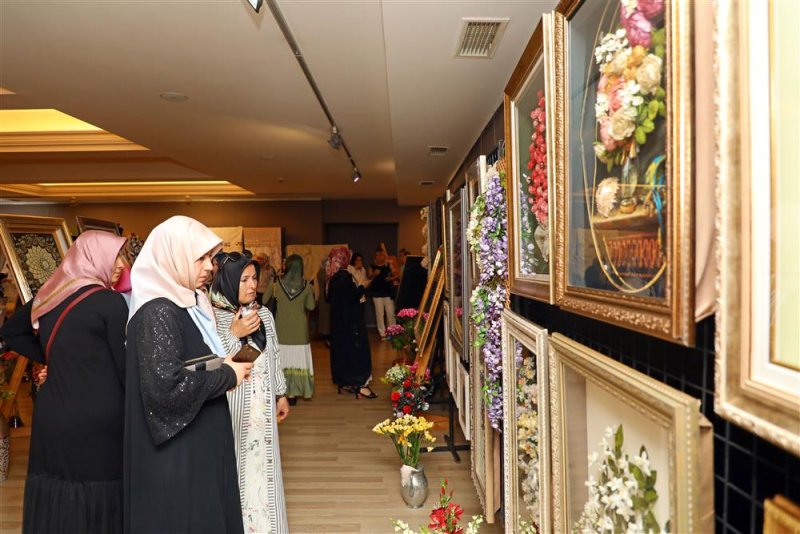 Alanyalı kadınların el emeği göz nuru eserleri yıl sonu sergisinde ziyaretçilerin beğenisine sunuldu