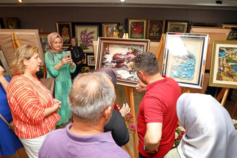 Alanyalı kadınların el emeği göz nuru eserleri yıl sonu sergisinde ziyaretçilerin beğenisine sunuldu