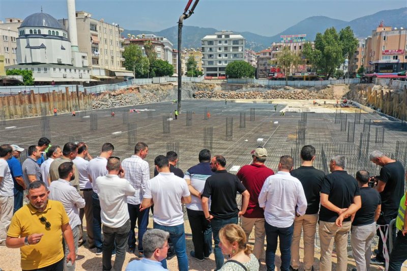 Başkan yücel’in mega projesi yükseliyor akdeniz bölgesinin en büyük temel beton dökümü başladı