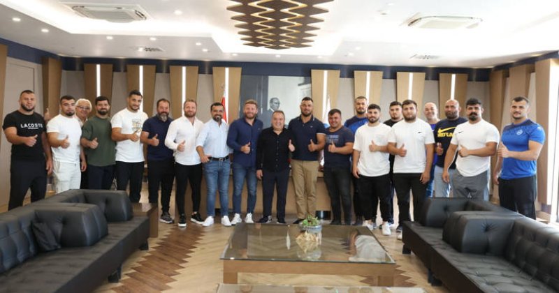 Büyükşehir Pehlivanları Kırkpınar  Öncesi Başkan Böcek’i Ziyaret Etti