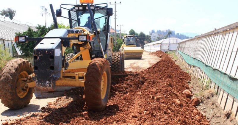 Kumluca’da Bozulan Yollarda Asfalt Hazırlığı