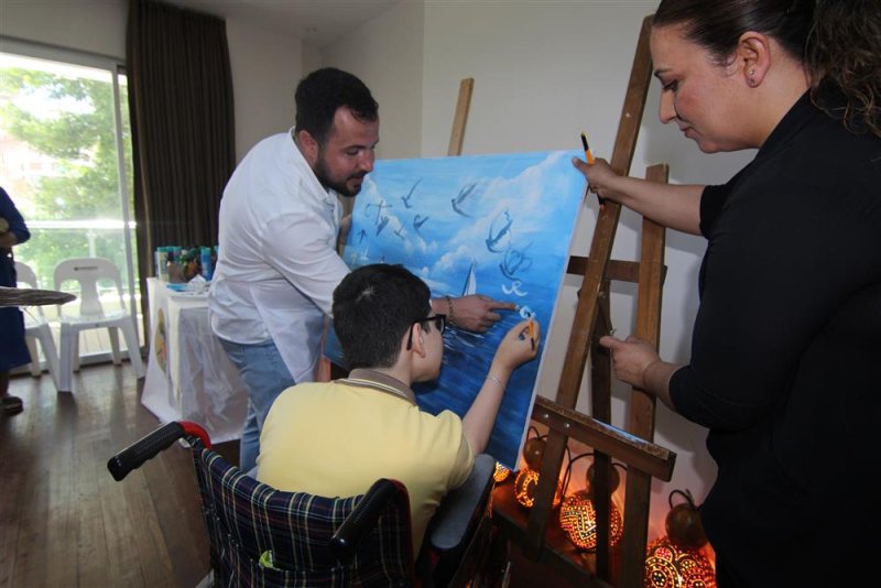 Ressam can emre dağ öğrencilerle ‘meleklerin ruhu’nu resmetti