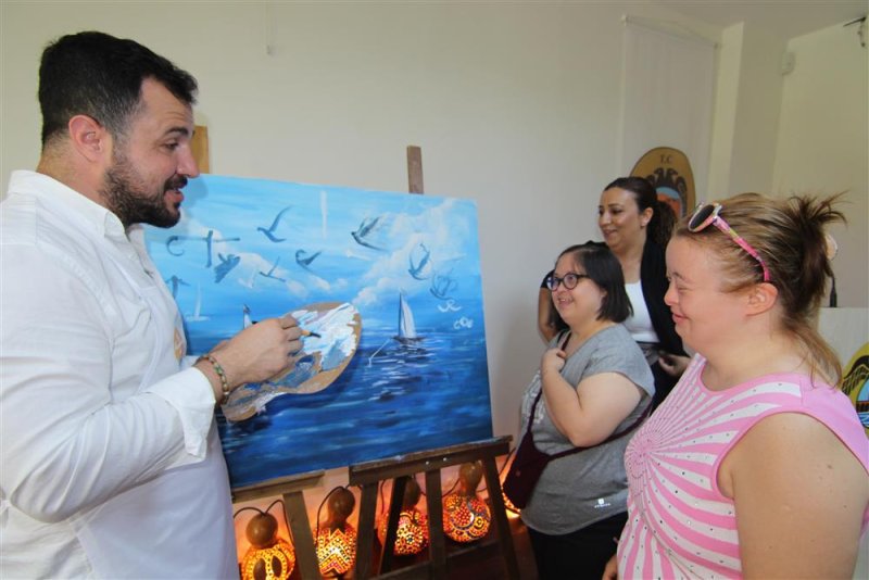 Ressam can emre dağ öğrencilerle ‘meleklerin ruhu’nu resmetti