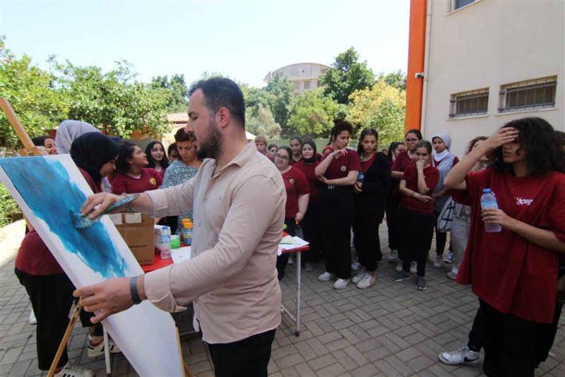 Ressam can emre dağ öğrencilerle ‘meleklerin ruhu’nu resmetti