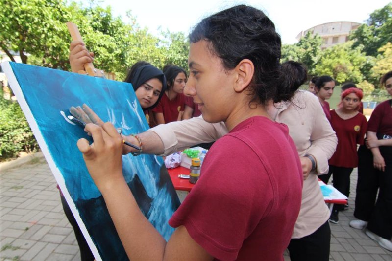 Ressam can emre dağ öğrencilerle ‘meleklerin ruhu’nu resmetti