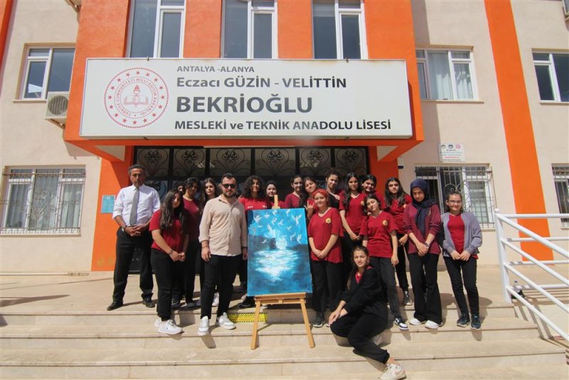 Ressam can emre dağ öğrencilerle ‘meleklerin ruhu’nu resmetti