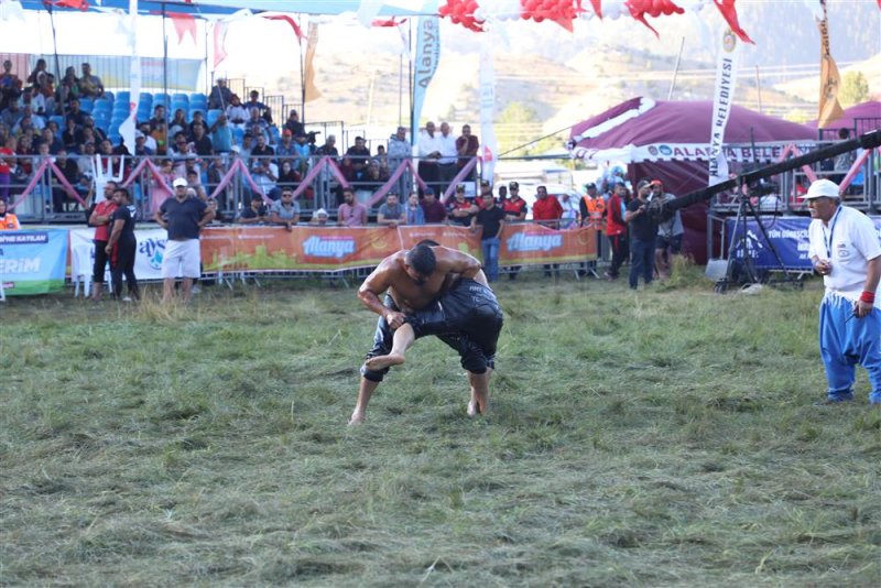 16. gökbel yağlı pehlivan güreşleri’nin şampiyonu şimşek oldu