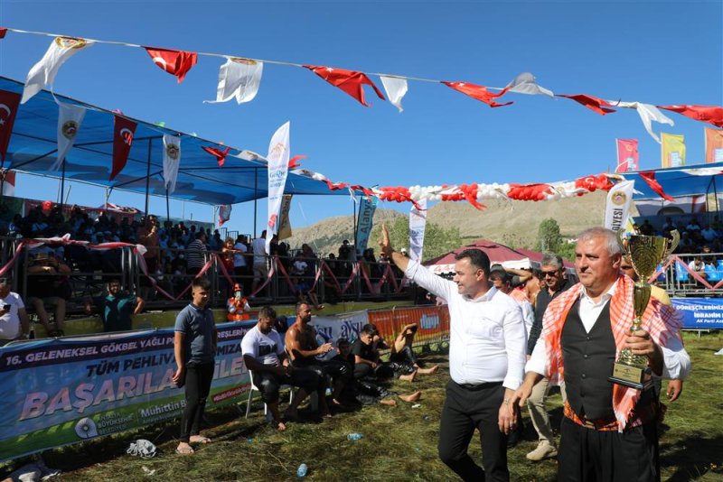 16. gökbel yağlı pehlivan güreşleri’nin şampiyonu şimşek oldu