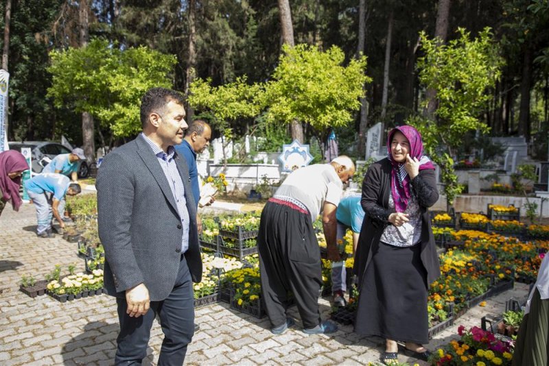 Alanya belediyesi bayramda ücretsiz 60 bin çiçek dağıtacak