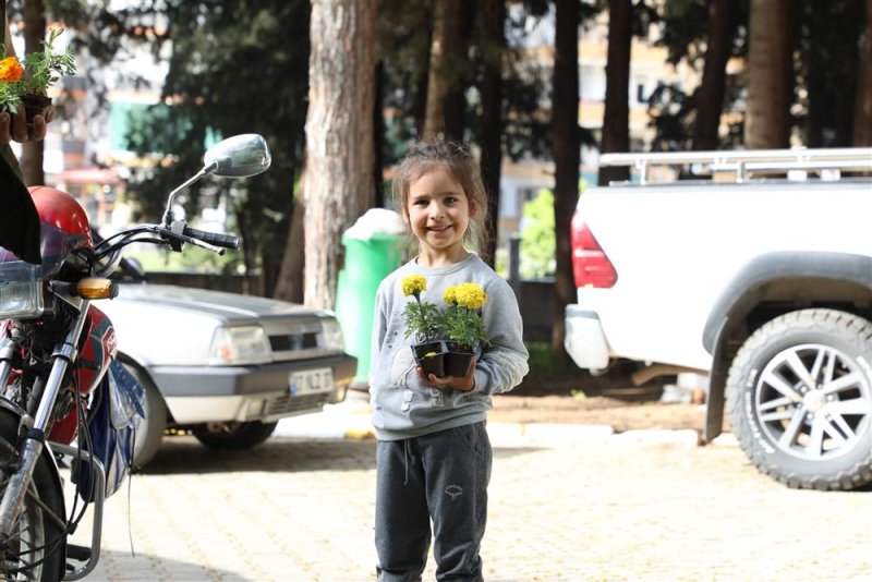 Alanya belediyesi bayramda ücretsiz 60 bin çiçek dağıtacak