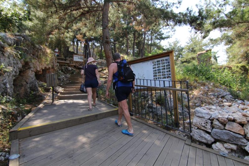 Alanya kalesi gezi rotasındaki yönlendirme levhaları ve panolar yenilendi