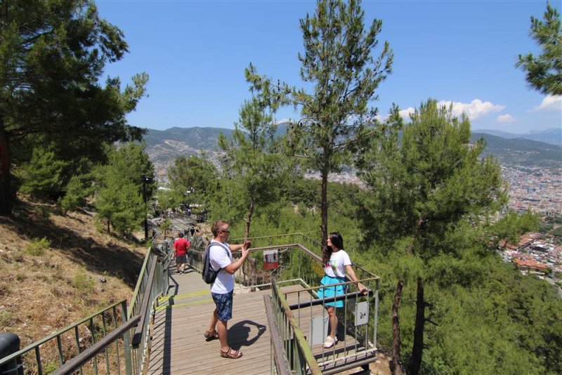 Alanya kalesi gezi rotasındaki yönlendirme levhaları ve panolar yenilendi