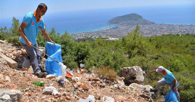 Alanya’nın her köşesinde temizlik çalışmaları aralıksız sürüyor