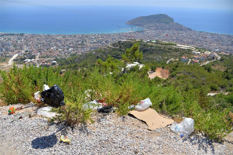 Alanya’nın her köşesinde temizlik çalışmaları aralıksız sürüyor