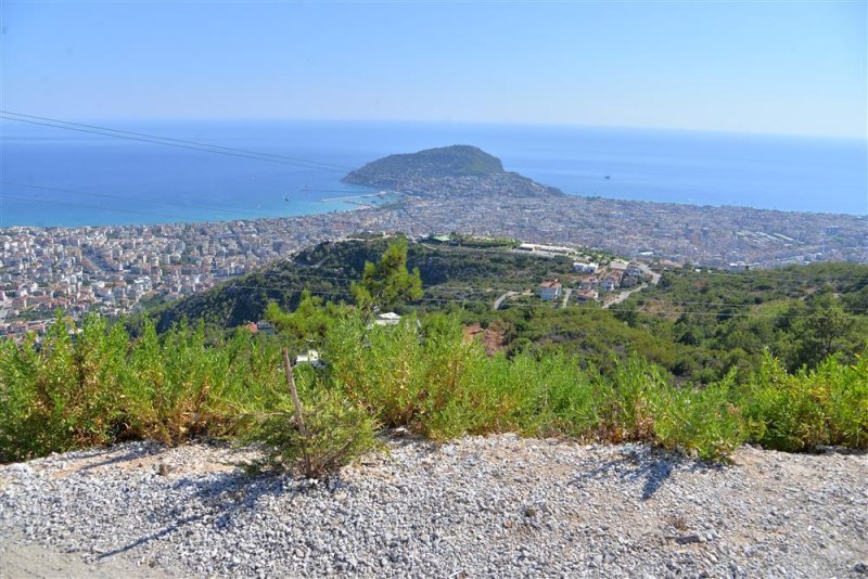 Alanya’nın her köşesinde temizlik çalışmaları aralıksız sürüyor