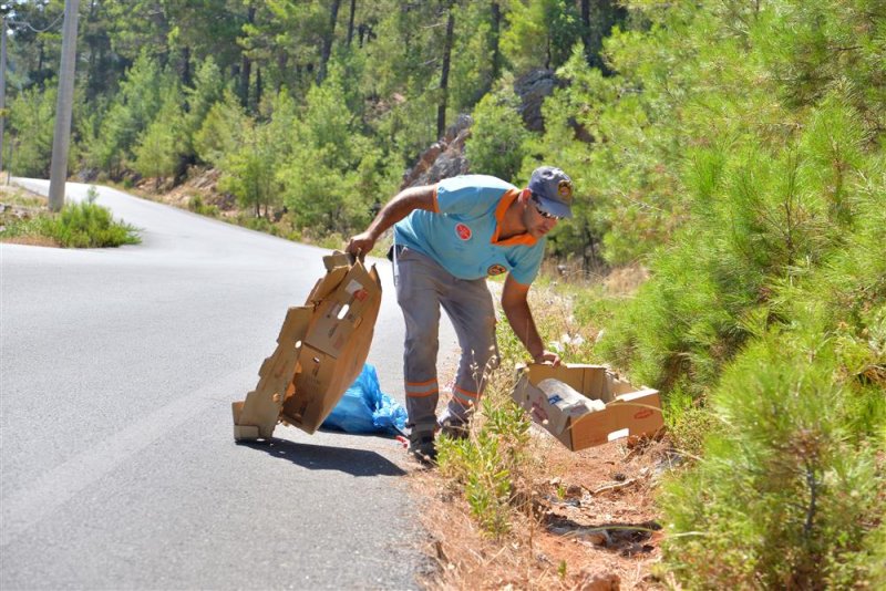 Alanya’nın her köşesinde temizlik çalışmaları aralıksız sürüyor