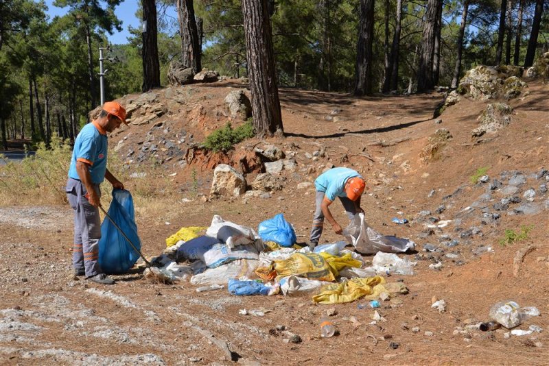 Alanya’nın her köşesinde temizlik çalışmaları aralıksız sürüyor