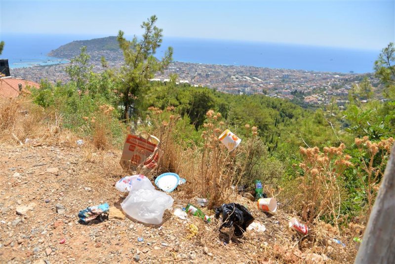 Alanya’nın her köşesinde temizlik çalışmaları aralıksız sürüyor