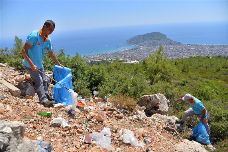 Alanya’nın her köşesinde temizlik çalışmaları aralıksız sürüyor