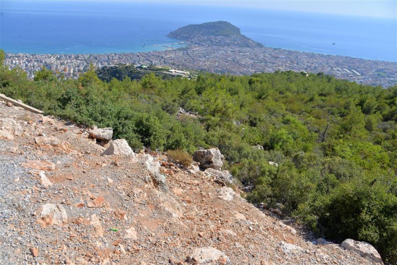 Alanya’nın her köşesinde temizlik çalışmaları aralıksız sürüyor