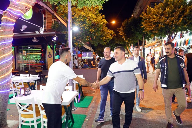 Başkan yücel’den bayram mesaisi esnafları ziyaret etti, bayramlarını kutladı