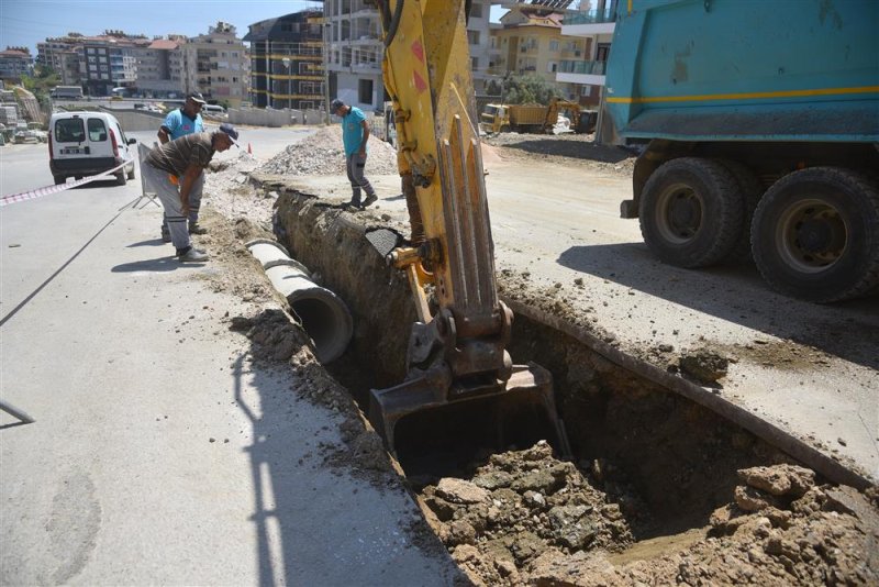 Fığla mamadı yolunda asfalt öncesi altyapı hazırlıkları aralıksız sürüyor