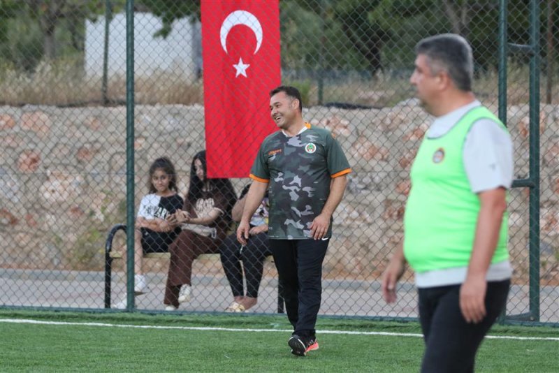 Güzelbağ spor alanı dostluk maçıyla açıldı