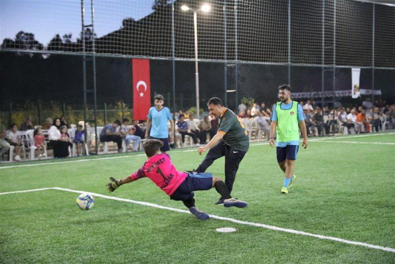 Güzelbağ spor alanı dostluk maçıyla açıldı