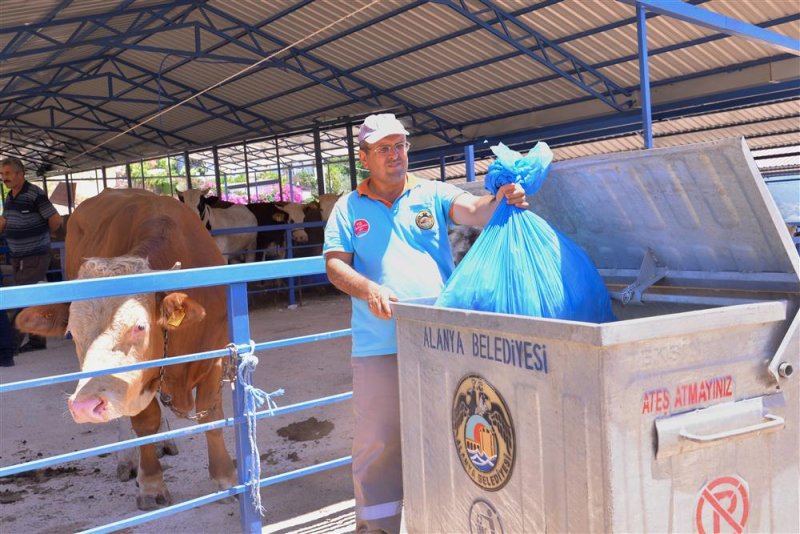 “kurban atıklarını poşetleyerek çöpe atalım”