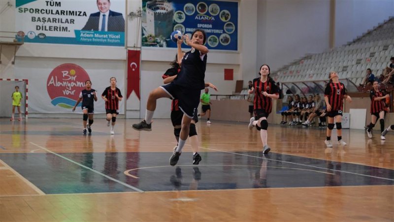 Minikler hentbol şampiyonu kadınlarda kepez, erkeklerde bolu
