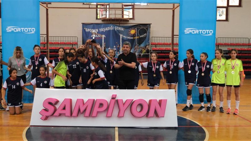 Minikler hentbol şampiyonu kadınlarda kepez, erkeklerde bolu