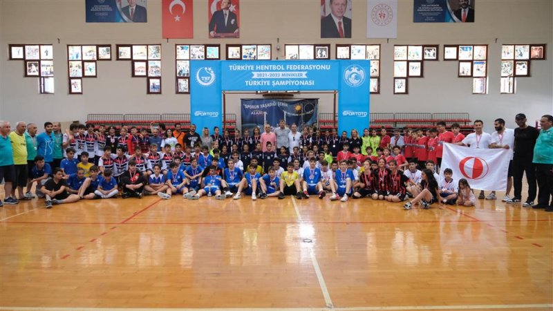 Minikler hentbol şampiyonu kadınlarda kepez, erkeklerde bolu