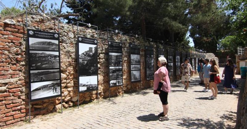 Siyah beyaz fotoğraflarla açık hava galerisi