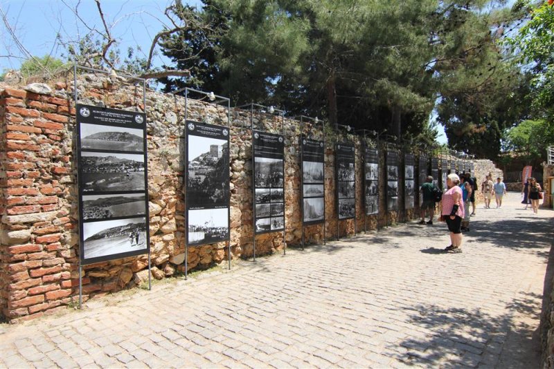 Siyah beyaz fotoğraflarla açık hava galerisi