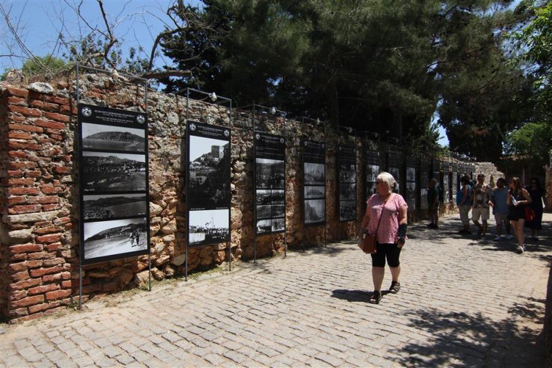 Siyah beyaz fotoğraflarla açık hava galerisi