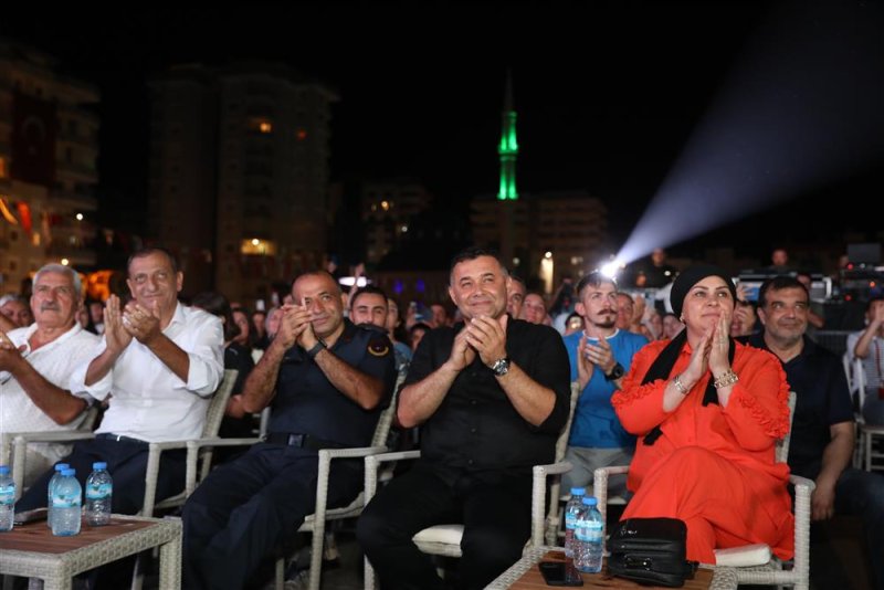 Alanya belediyesi’nden yaz konseri mahmutlar ferhat göçer ile coştu