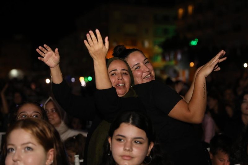 Alanya belediyesi’nden yaz konseri mahmutlar ferhat göçer ile coştu