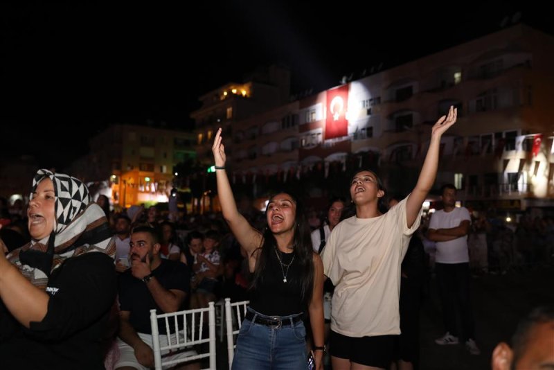 Alanya belediyesi’nden yaz konseri mahmutlar ferhat göçer ile coştu