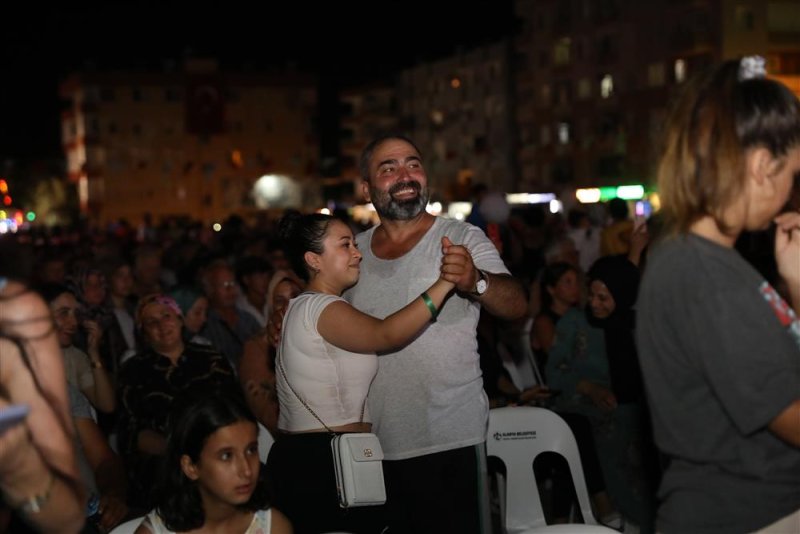 Alanya belediyesi’nden yaz konseri mahmutlar ferhat göçer ile coştu