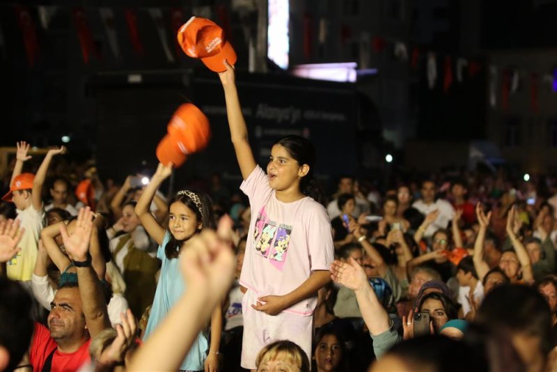 Alanya belediyesi’nden yaz konseri mahmutlar ferhat göçer ile coştu