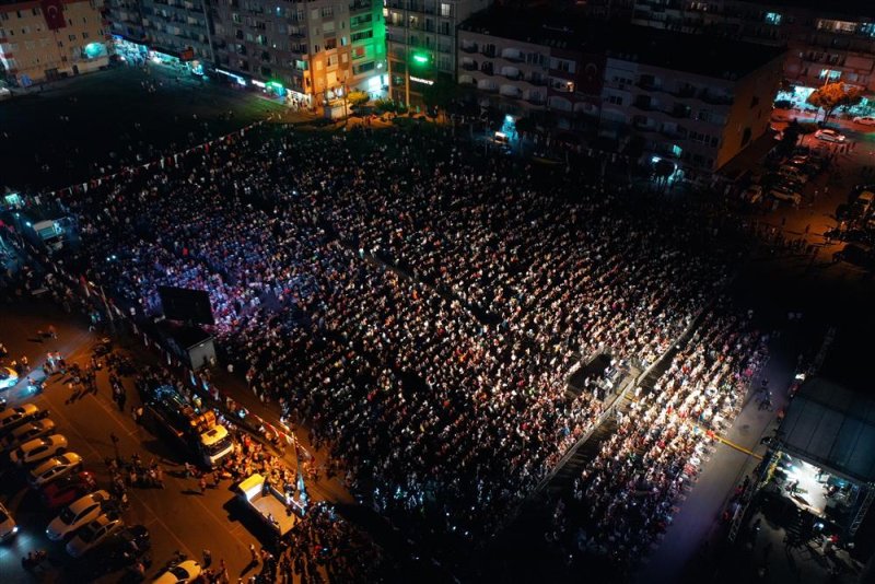 Alanya belediyesi’nden yaz konseri mahmutlar ferhat göçer ile coştu