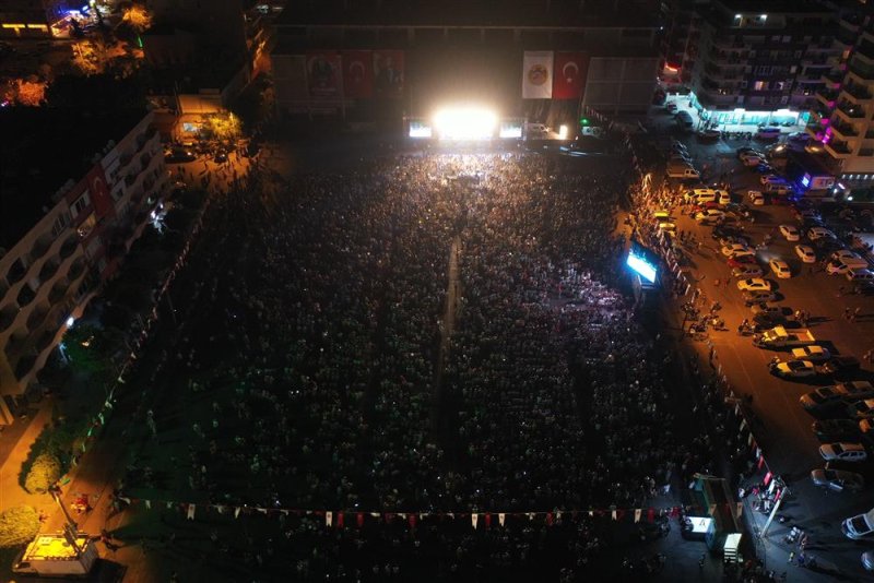 Alanya belediyesi’nden yaz konseri mahmutlar ferhat göçer ile coştu